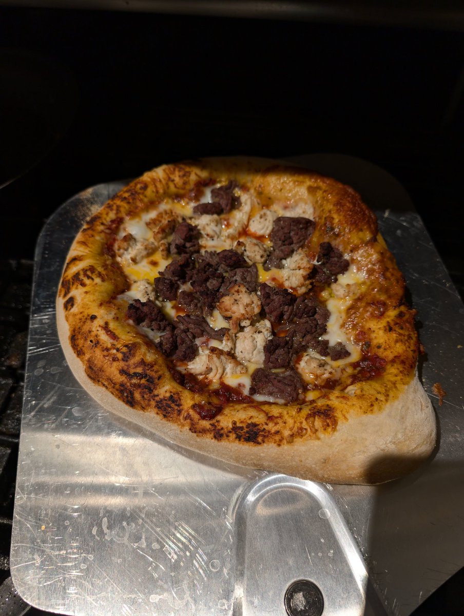 mattmadeYT's tweet photo. Homemade pizza looking NICE! https://t.co/6obDIVtyRv