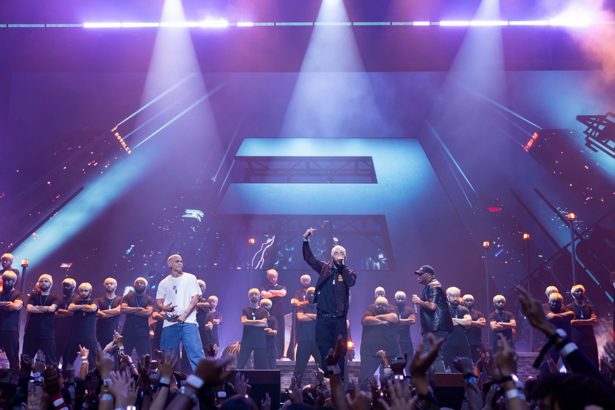 Eminem's tweet photo. Guess who’s BACK! 👀 thank u @MTV @vmas @JellyRoll615 !!! Full gallery on https://t.co/IbxoWqLPVV #TheDeathofSlimShady 📸 Jeremy Deputat https://t.co/LKvlFDQ3E5