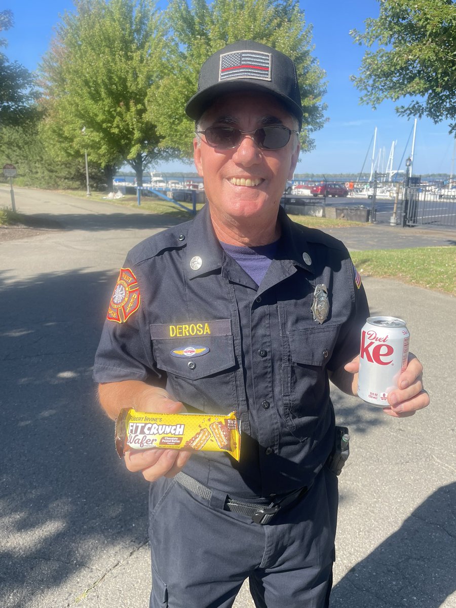 justjoy1220's tweet photo. @RobertIrvine Chef - a Robert Irvine protein bar , in the hand of everyone we encountered. It was an event to remember. So much fun Celebrating our heroes. #FitCrunch #protienbar https://t.co/eH4Tn73Rkb