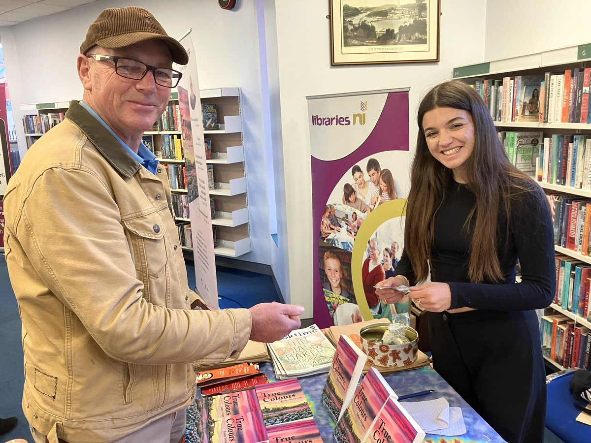 LittleAcornsBks's tweet photo. @ColmcillePress @dcsdcouncil @LibrariesNI @BooksellingI @Garbhan_D @absolutelywrite @ArtsCouncilNI @derryjournal Author #JamesSimpson in chat with @absolutelywrite, artist #BridgetMurray (whose stunning painting of #Derry graces the cover), Italian student Roberta   on work experience in @LittleAcornsBks in #DerryCentralLibrary 📚💚4/4 https://t.co/zTRJgyGsPC