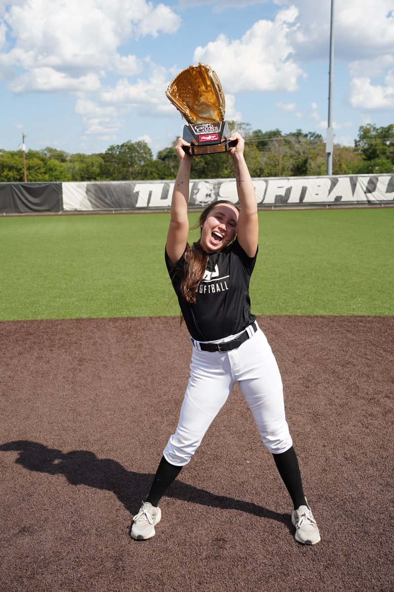 A special delivery for two special players✨

Congratulations again to Annie Kay &amp; Linzee Leal on becoming the first two Rawlings Gold Glove winners in program history

#TooLiveU | #PupsUp