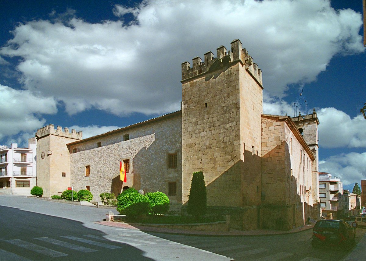 Palacio Fortaleza del Marqués de Dos Aguas, en #Onil
.
El Palacio se empezó a construir sobre el 1539 según la mayoría de los investigadores. Finalmente se acabo sobre el 1614. Conocido como el del Marqués de dos Aguas. instagram.com/saboraocio/ #saboraocio