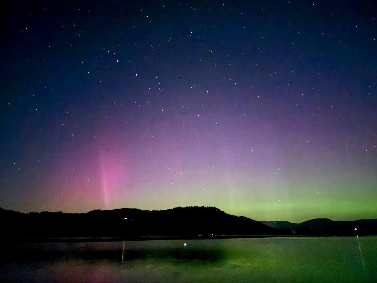 Lake Windermere tonight… 💚❤️#NorthernLights #AuroraBorealis