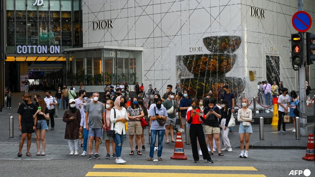 ChannelNewsAsia's tweet image. Commentary: Malaysia’s economy is improving, but there is another mountain to climb channelnewsasia.com/commentary/mal…