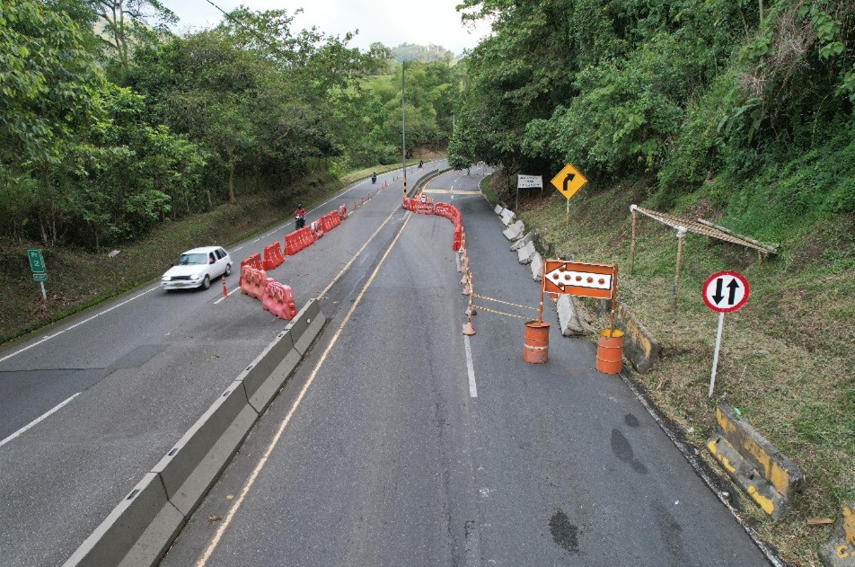 elefantescol's tweet photo. Concesión @AutopCafe que le quedó grande reparar puente, exige ser renovada en modo IP (como la vía al Llano) para tener control absoluto de la vía y dejar reparaciones a cargo del Estado, con respaldo del Director @ANI_Colombia cercano a Duque.
@Petrogustavo, ¿lo va a permitir? https://t.co/G5R2K6LTTU