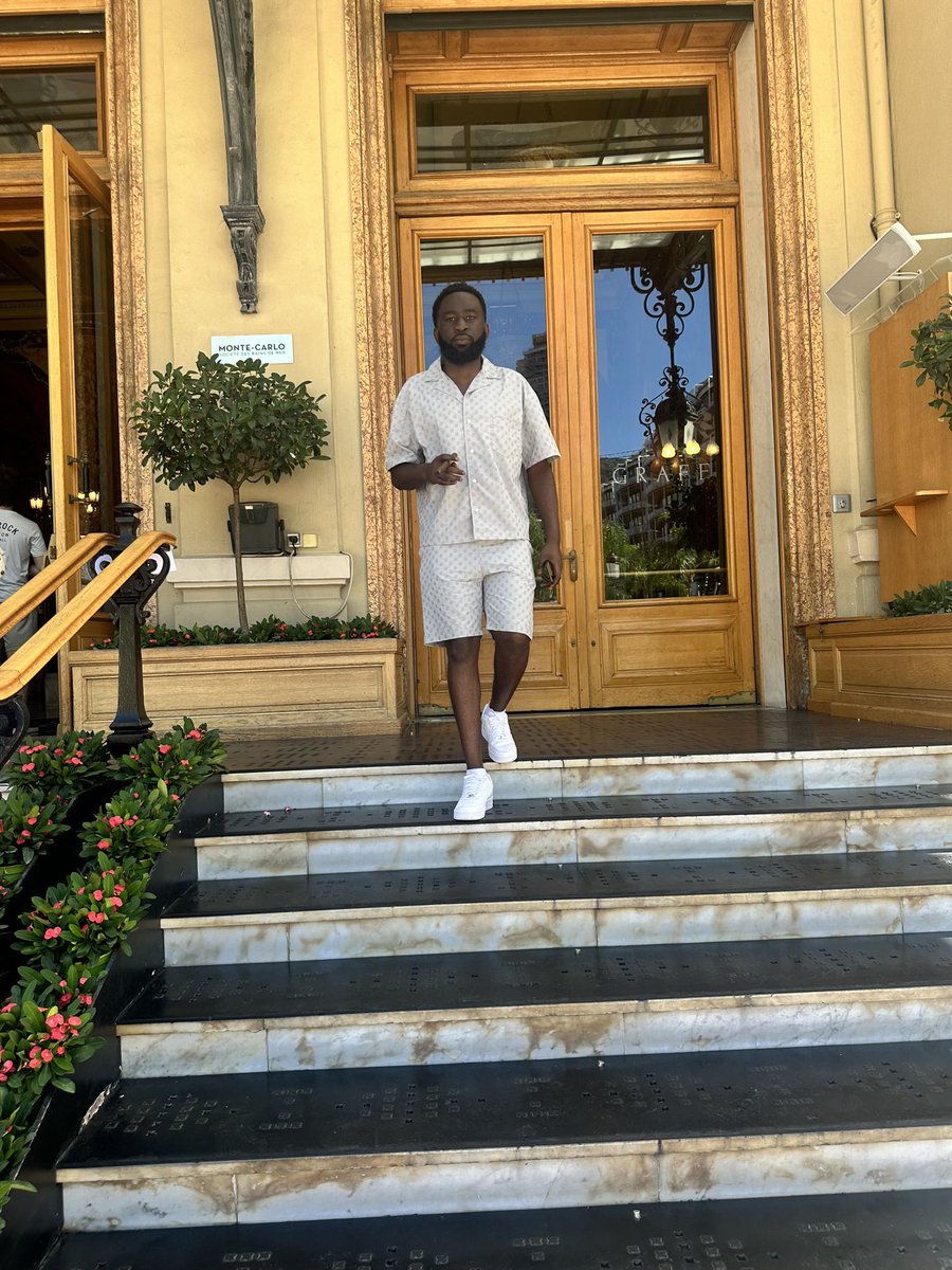 HennySo's tweet photo. Survive in the jungle or exist in the zoo🐻 https://t.co/41Zm9zJtd6