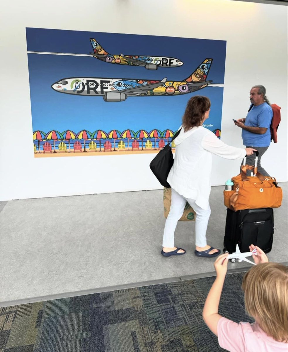 onietonie_'s tweet photo. Our new mural project with @NorfolkAirport is up! Three new temporary murals are up promoting their new big construction renovation project. Find them on the pedestrian walkway bridge where the new people movers are being installed. Thank you Norfolk Airport! #onietonie #takeorf https://t.co/yjGsfDuq0R