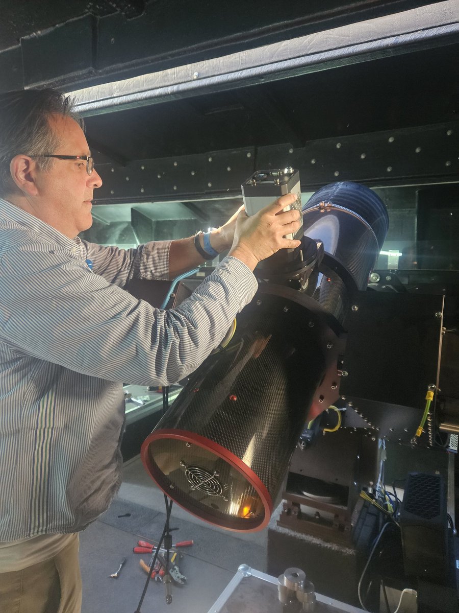 Our PI, Prof Peter Wheatley, changes a filter on a camera (the big grey box!)
Filters let us observe in different wavelengths of light - this week, we're testing out a blue light filter. 🔵