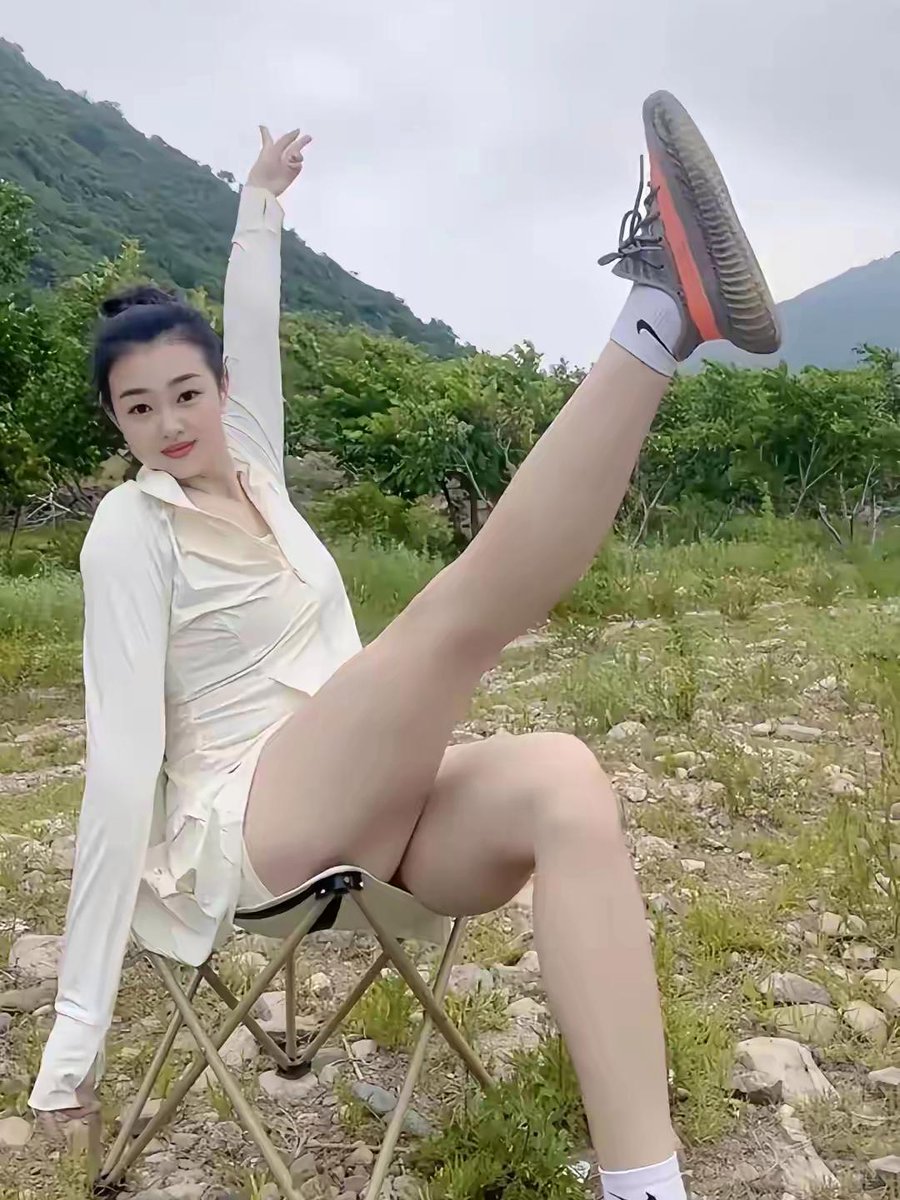 What kind of shape is this? What does it mean to raise your right foot to the sky and your left arm to the sky? Who can explain?