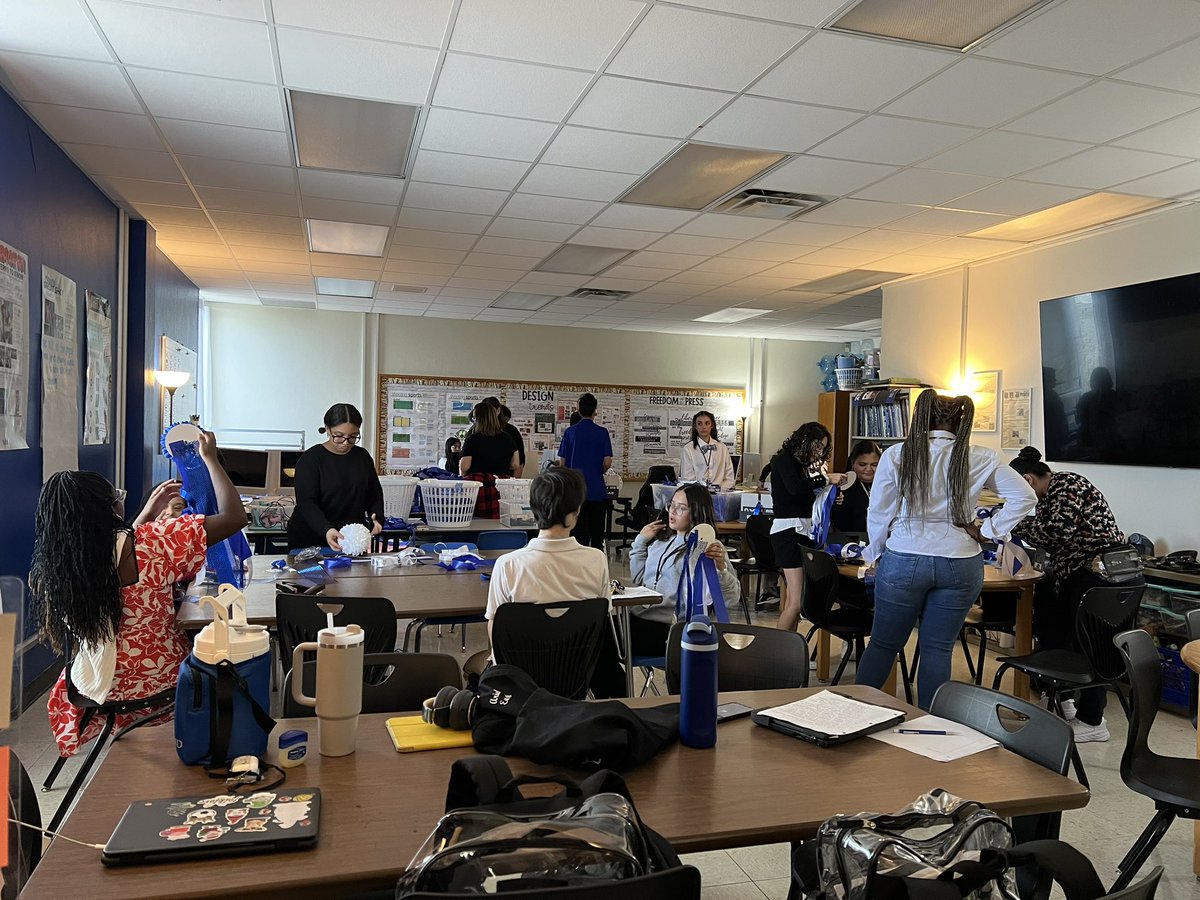 NorthMesquiteHS's tweet image. Our student council leaders spent the afternoon working with the life skills classes and helping them make mums to wear for homecoming tomorrow. 

#NorthsidePride #MadetoExcel #Homecoming