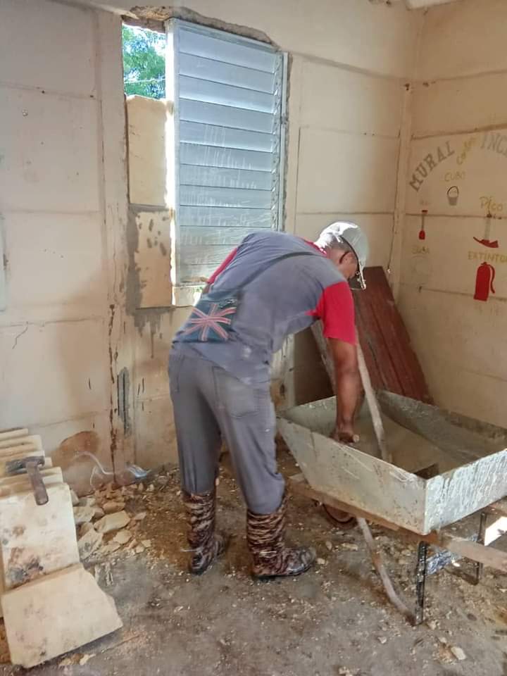 AnyelitBenitez's tweet photo. Acciones de mantenimiento se ejecutan en la farmacia de la comunidad rural de Antón dando solución a un planteamiento de la población y al cumplimiento de la política de ruralidad en #Cuba, #PoderPopular, #CalimeteEnVictoria, #MatancerosEnVictoria.
@CaridadPoey 
@DamarisGener https://t.co/VncFcsZKVb
