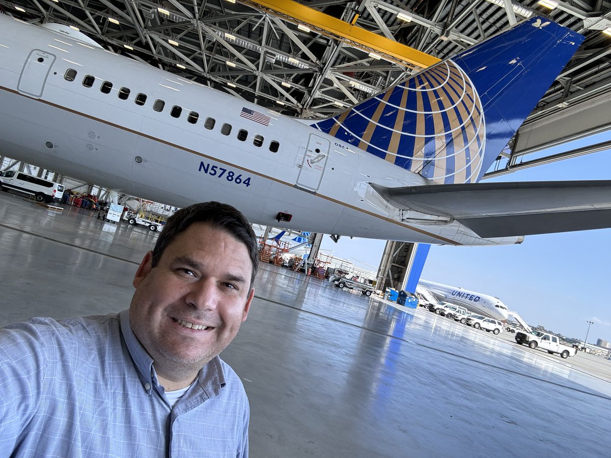 BrianKal's tweet image. Hi, my name is Brian and I love planes, esp the B757-300 😍. @united