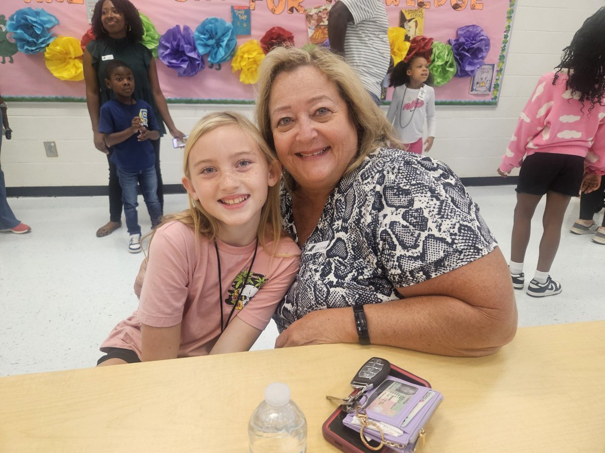 hwilliams_TRE's tweet photo. Our AMAZING @Timberridge_HCS PTO hosted Donuts with Grown-Ups! The past three mornings have been filled with delicious pastries, bookfair fun, and community! #OneTeamOneGoal #goalgetters #PTORocks https://t.co/ft4gxi86yu