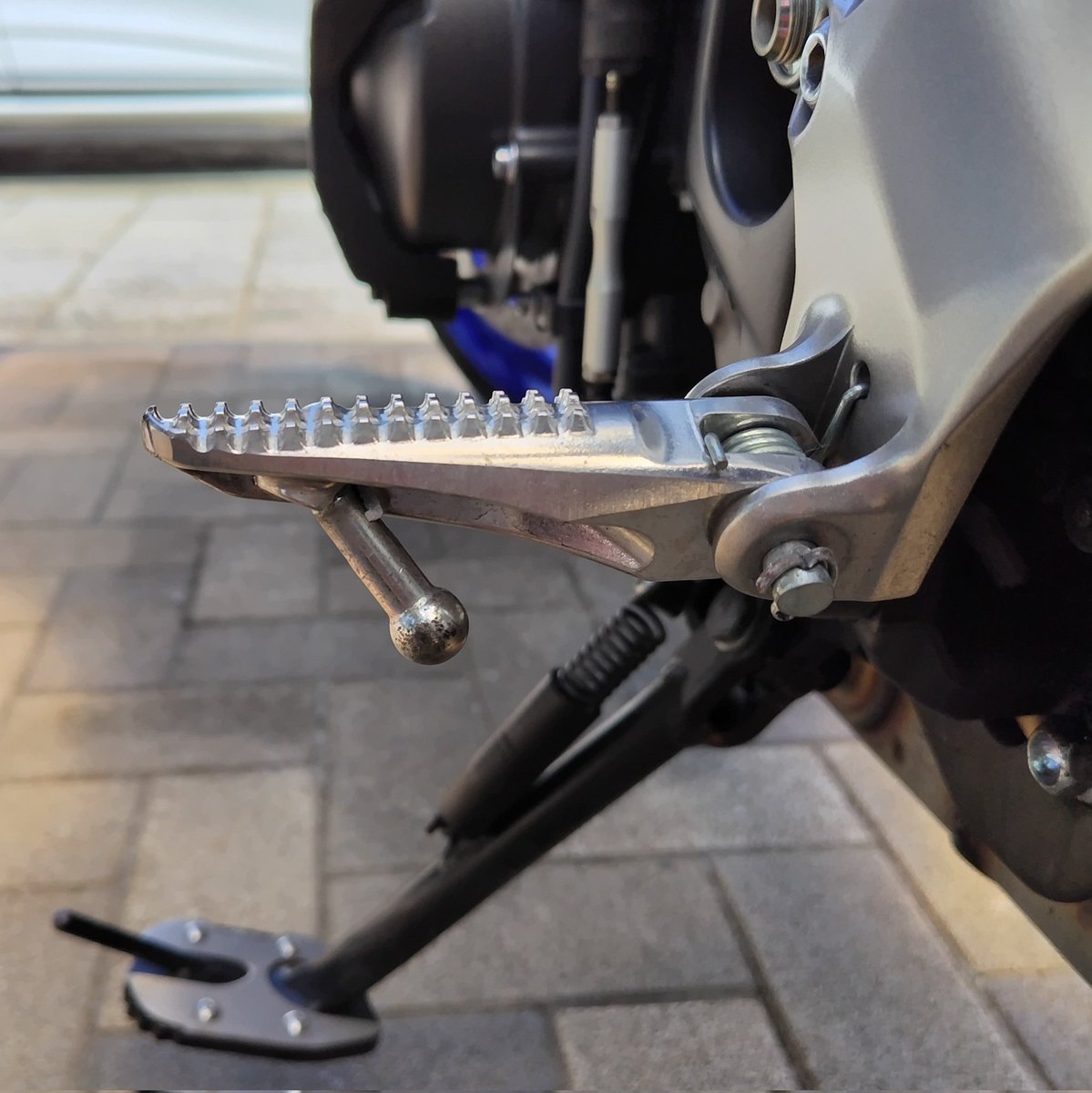 Drider_Hydra's tweet photo. #MT-09
#speedra
#SSK
#ステップペグ

ハイッ！
やってもーた(ToT)

からの 以前から気になっていた
speedraのステップペグに
交換～
endのカバー付け忘れてる～
(。>д<)
でも これはこれで良いかも？ https://t.co/PYUjebuThk