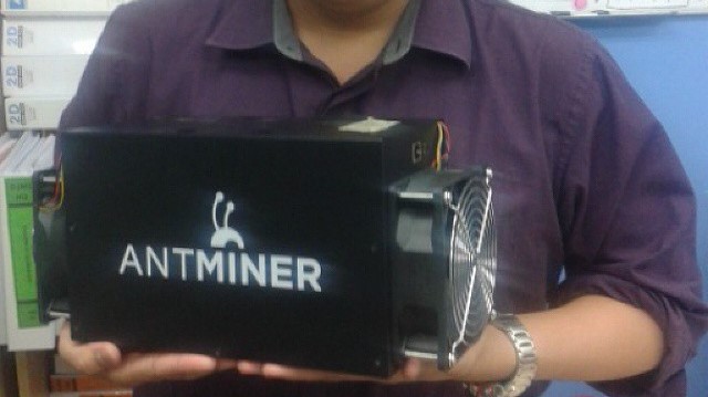 mustaniz's tweet photo. Anyone has bitcoin to spare? I'm trying to hold for long-term investment via minor crypto mining &amp; group hashpower marketplace. My wallet address bc1q5aqt3j9yh2cs098gxwjmd6lc367a96kmrae4lh

Photo was me holding up my first ASIC miner back in 2014. https://t.co/jJwcwSwHRi
