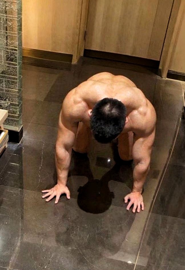 MuscleMasterdom's tweet photo. 一进门就脱光了跪下，在主人脚下才是最安全的，是不是所有狗狗都这样？ https://t.co/xDd8432qjV