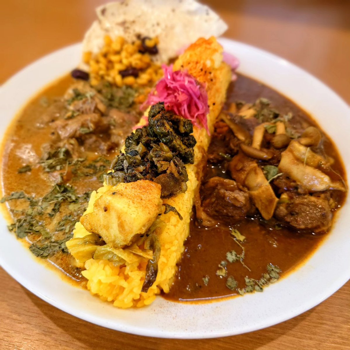 potato_salad_k's tweet photo. 今日のカレーは、GHALさんで豚肩ロースと3種のキノコのビンダルーとGHALチキンカレーのあいがけ🍛
GHALさんではあいがけ初めていただきました、安定の美味しさ😀
ごちそうさまでした😋
#金曜日はカレーの日
#金曜日はカレー曜日
#スパイスカレーGHAL
#GHAL
#ポークビンダルー
#チキンカレー https://t.co/eoLkewfVP9