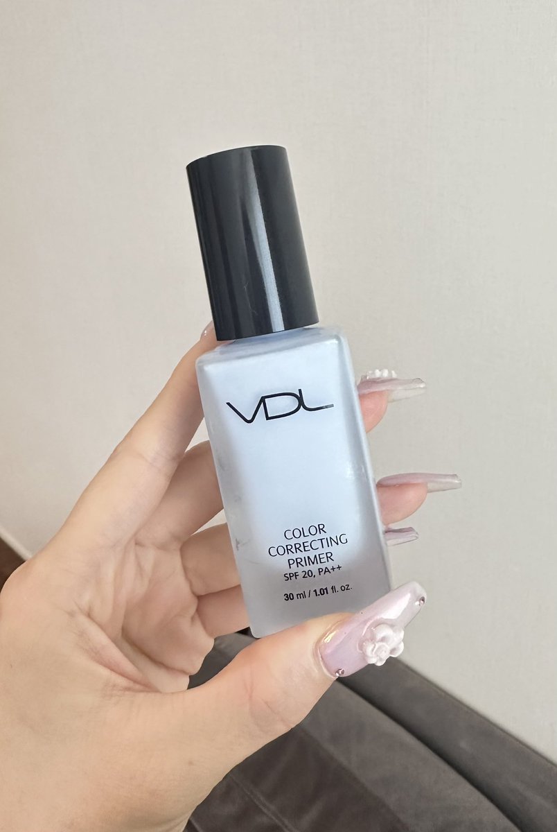 肌白っ！とたくさん言われたんだけど、韓国に住んでる友達におすすめしてもらったこの下地のおかげ🥺
よく韓国人が使ってるらしいんだけど、
まじでこれ仕込むと韓国人ぽい白肌になれて詐欺れる。まじ神。ごっと下地。