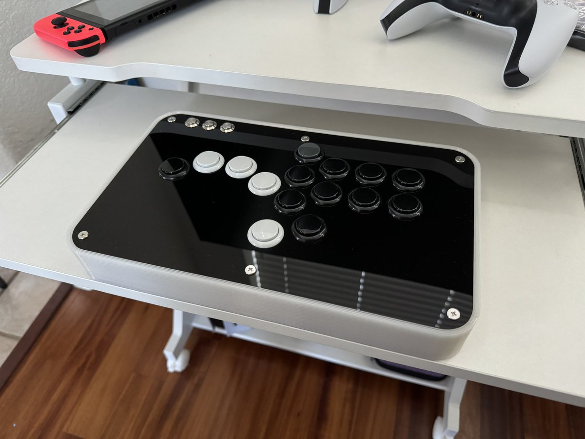 Machete24X's tweet photo. Mirror mirror on the [fight controller], who da fairest of them all. https://t.co/GJM7Hf8Iwy
