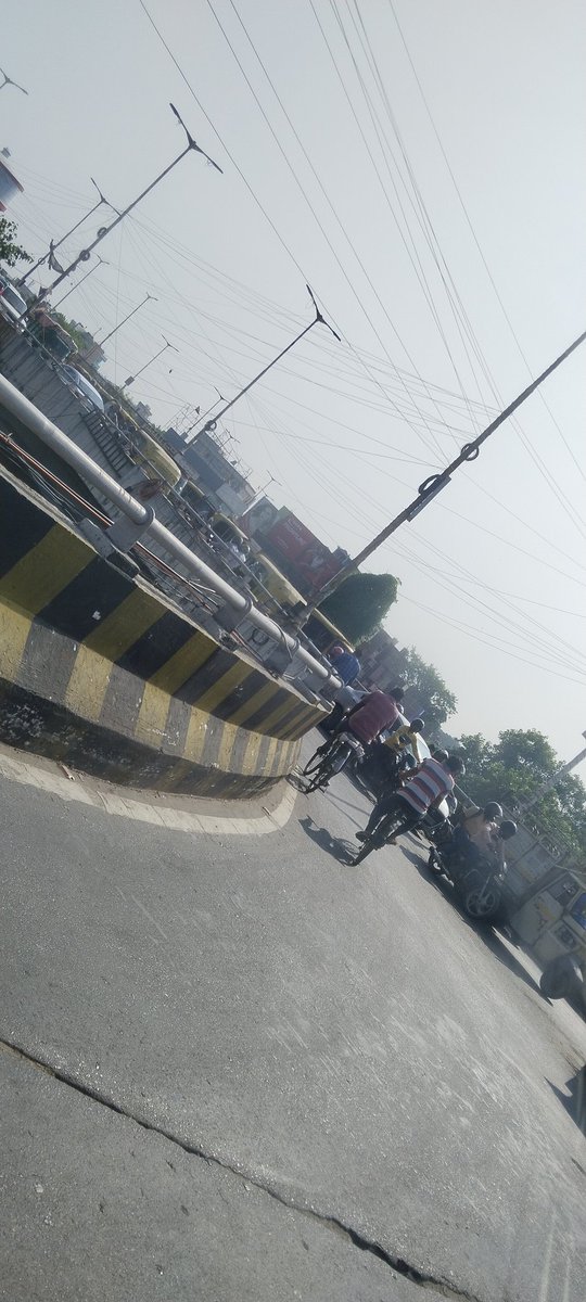 बेहद शर्मनाक बात है!
सुबह का समय रहता है,
सभी सरकारी और निजी कर्मचारियों को ऑफिस ससमय पहुंचना होता है।
और पटना के अगमकुंआ ओवर ब्रिज पर हमेशा भारी जाम लगा रहता है!
कोई ट्रैफिक पुलिसकर्मी नहीं रहते हैं!
सोच लीजिए सरकारी सिस्टम इतना सा सुविधा मुहैया नहीं करा पा रही है।
<a href="/bihar_police/">Bihar Police</a>