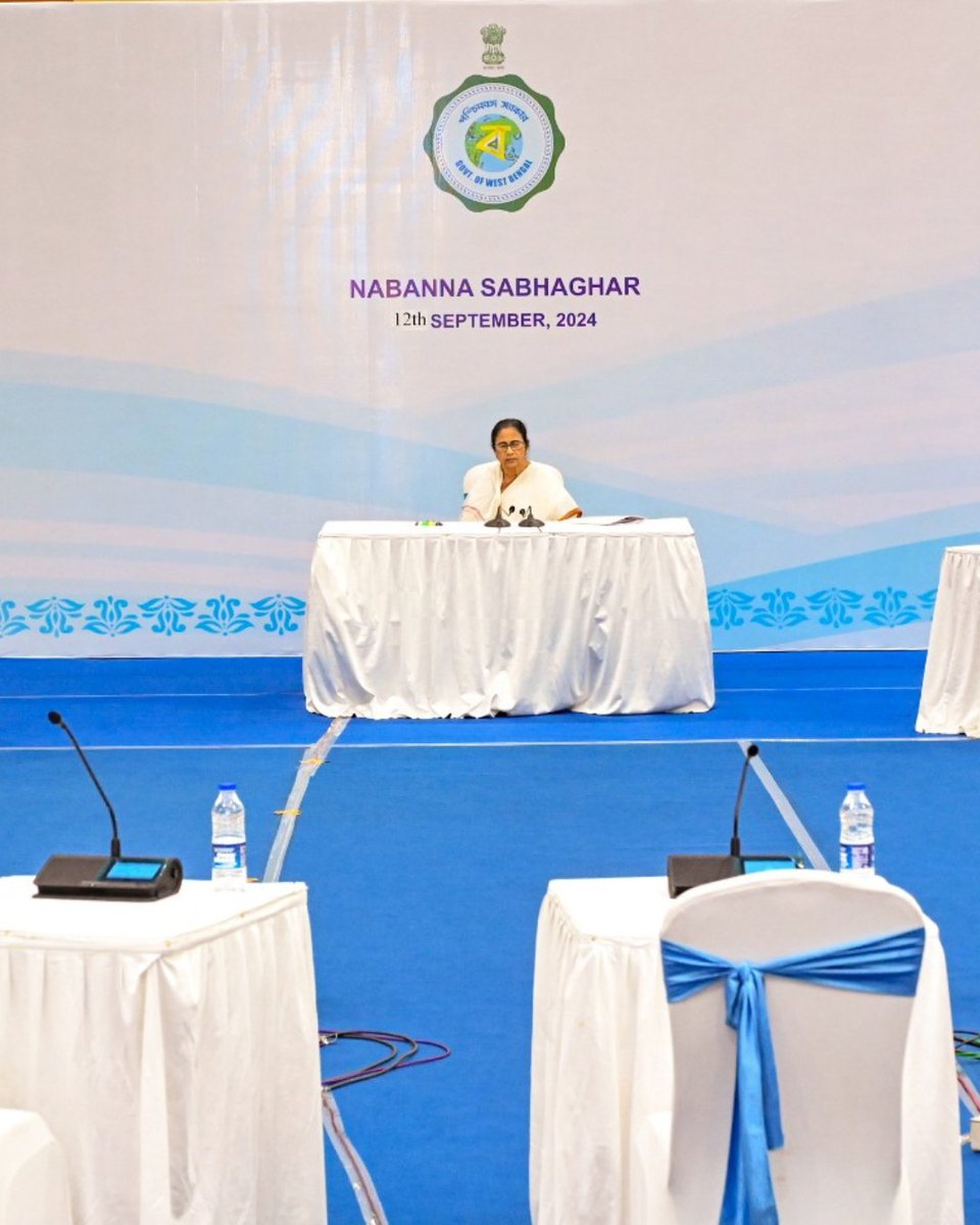 ndtvindia's tweet image. पश्चिम बंगाल सरकार ने आंदोलन कर रहे डॉक्टरों को बातचीत के लिए बुलाया लेकिन दो घंटे इंतजार के बाद भी डॉक्टर नहीं आए और सीएम ममता बनर्जी खाली कुर्सियों के सामने अकेले बैठी रहीं. 

#MamataBanerjee । #WestBengal । #DoctorsProtest