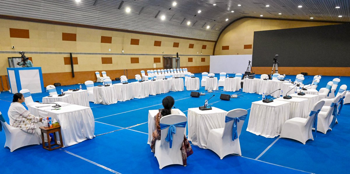 ndtvindia's tweet image. पश्चिम बंगाल सरकार ने आंदोलन कर रहे डॉक्टरों को बातचीत के लिए बुलाया लेकिन दो घंटे इंतजार के बाद भी डॉक्टर नहीं आए और सीएम ममता बनर्जी खाली कुर्सियों के सामने अकेले बैठी रहीं. 

#MamataBanerjee । #WestBengal । #DoctorsProtest