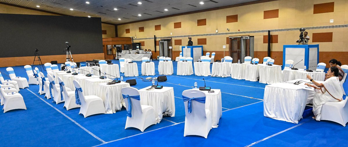 ndtvindia's tweet image. पश्चिम बंगाल सरकार ने आंदोलन कर रहे डॉक्टरों को बातचीत के लिए बुलाया लेकिन दो घंटे इंतजार के बाद भी डॉक्टर नहीं आए और सीएम ममता बनर्जी खाली कुर्सियों के सामने अकेले बैठी रहीं. 

#MamataBanerjee । #WestBengal । #DoctorsProtest