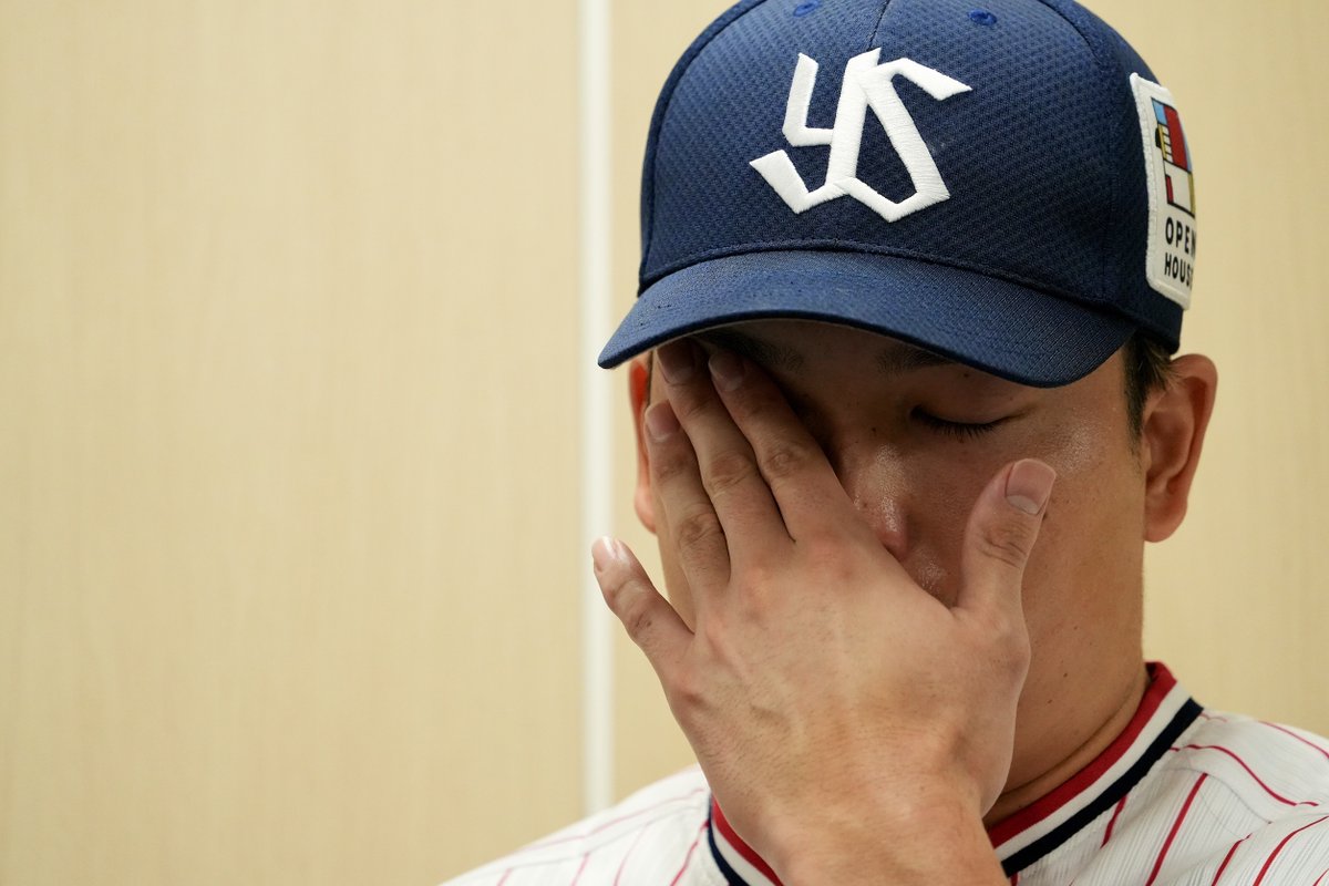Fullcountc2's tweet photo. #ヤクルト #青木宣親 外野手が13日、都内で引退会見を行いました

会見にはサプライズで #村上宗隆 内野手と #山田哲人 内野手が登場

村上は号泣し、青木も目頭を押さえる一幕がありました

Photo by Hiroshi Matsumoto📸

#スワローズ #swallows https://t.co/uruGi83jea
