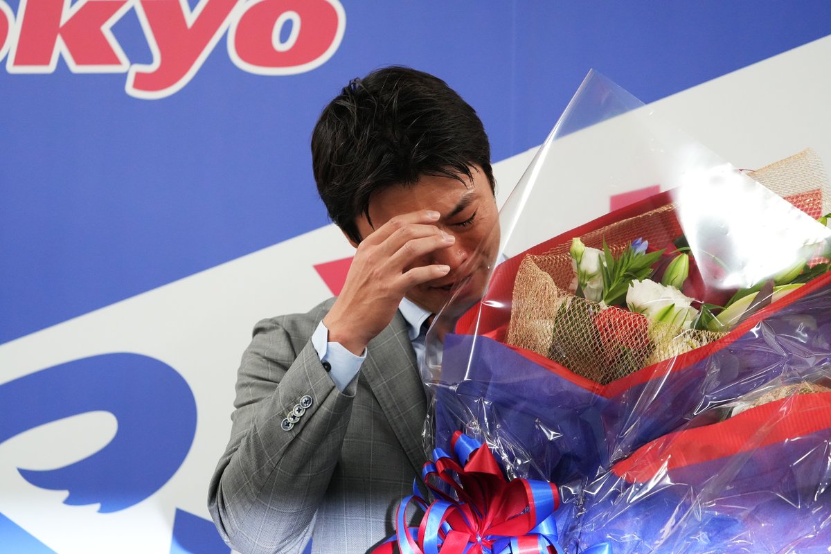Fullcountc2's tweet photo. #ヤクルト #青木宣親 外野手が13日、都内で引退会見を行いました

会見にはサプライズで #村上宗隆 内野手と #山田哲人 内野手が登場

村上は号泣し、青木も目頭を押さえる一幕がありました

Photo by Hiroshi Matsumoto📸

#スワローズ #swallows https://t.co/uruGi83jea