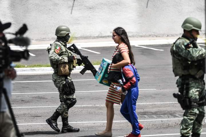 Hoy vi esta fotografía de Marco Ruiz, tomada en Culiacán y me fue imposible no recordar una parte de un discurso de Javier Valdez: "La niñez recordará esto como un tiempo de guerra. Tienen su ADN tatuado de balas y fusiles, y sangre. Esta es una forma de asesinar el mañana."
