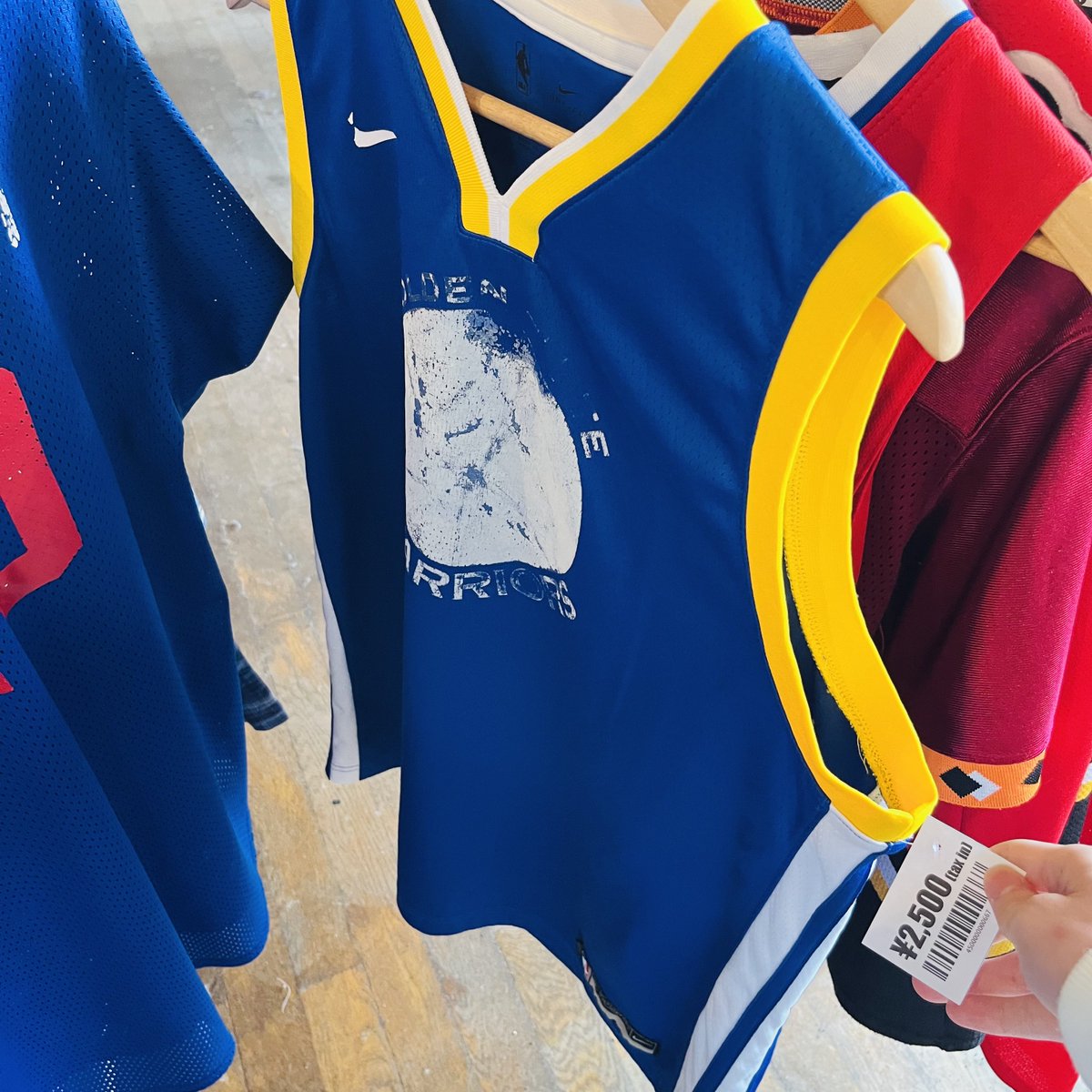 KeeganMaxey's tweet photo. 釧路の古着屋にカリーとCP3のユニフォーム2500円で売ってたんだけど偽物？ https://t.co/Lacsml2r8p