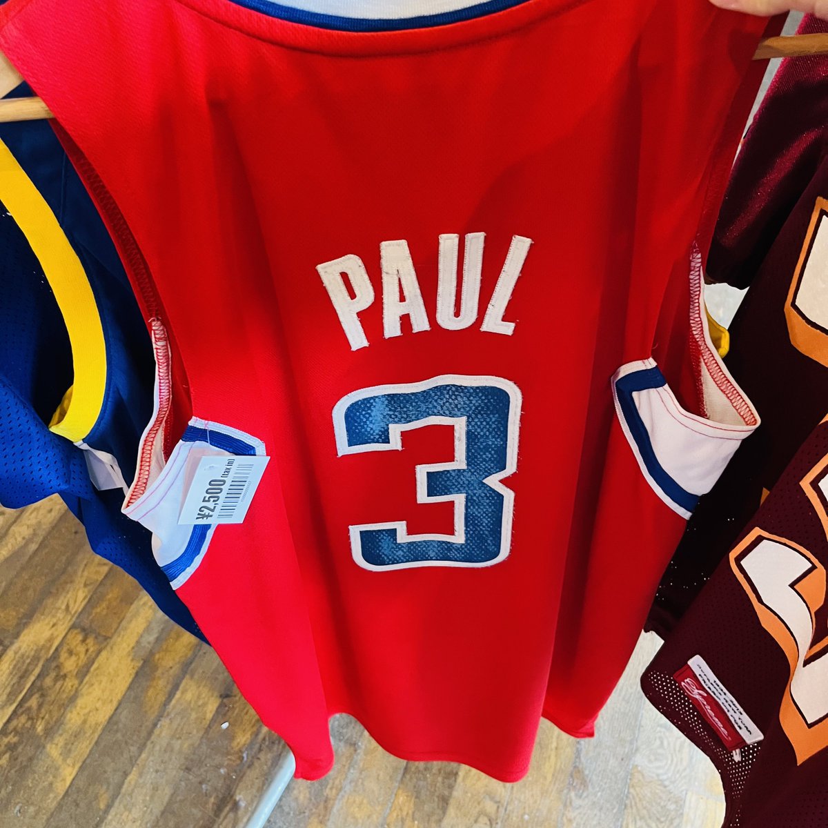 KeeganMaxey's tweet photo. 釧路の古着屋にカリーとCP3のユニフォーム2500円で売ってたんだけど偽物？ https://t.co/Lacsml2r8p