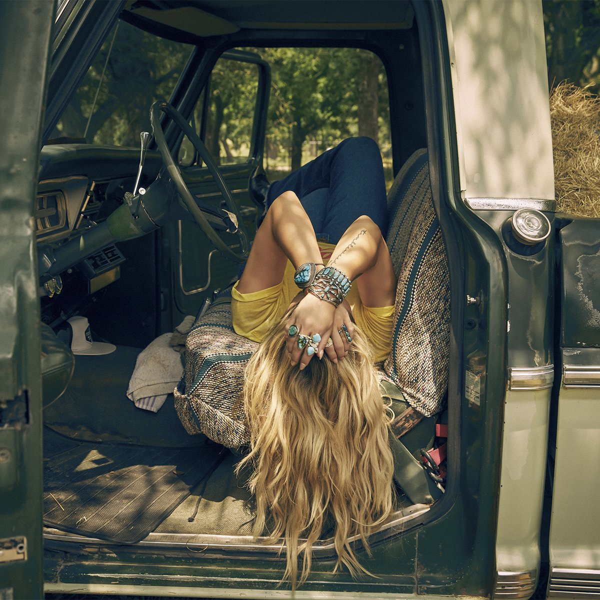 mirandalambert's tweet image. Postcards from Texas is out now. Thank you so much to everyone who helped bring this album to life. Songwriters, Musicians , engineers , my new label teams @RepublicRecords & @BigLoud , shopkeeper mangament , glam team , road family, my friends, my long time collaborator…