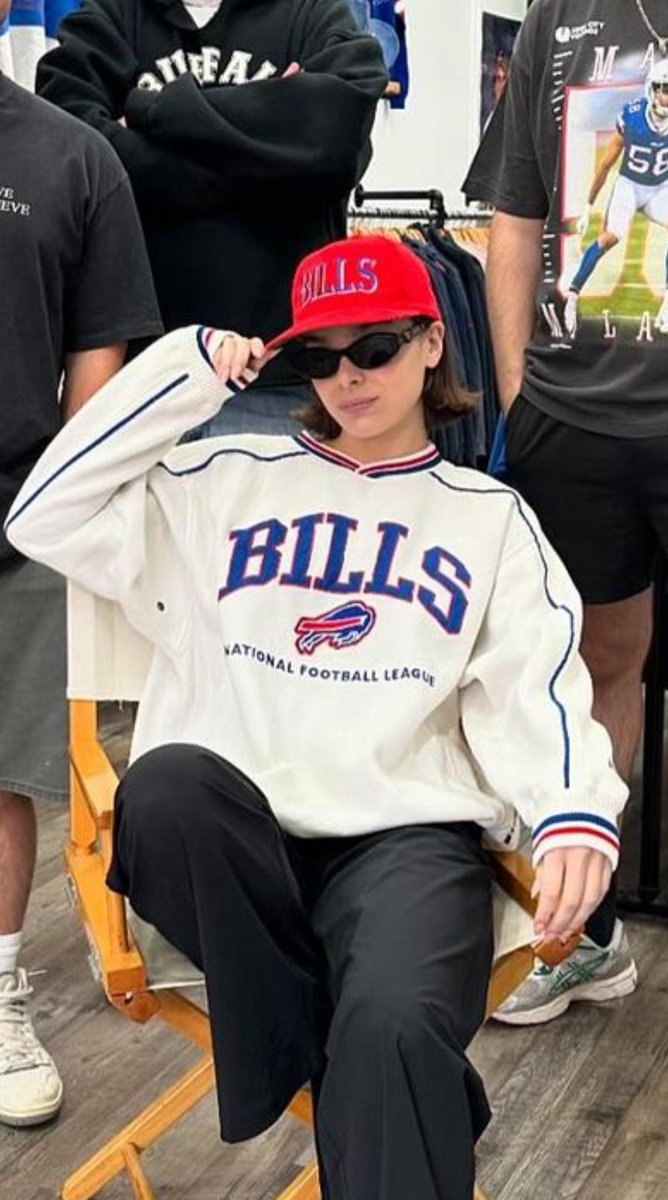 Hailee Steinfeld spotted in Buffalo Bills gear to support her boyfriend, Josh Allen! 🔥 

#BillsMafia #GoBills