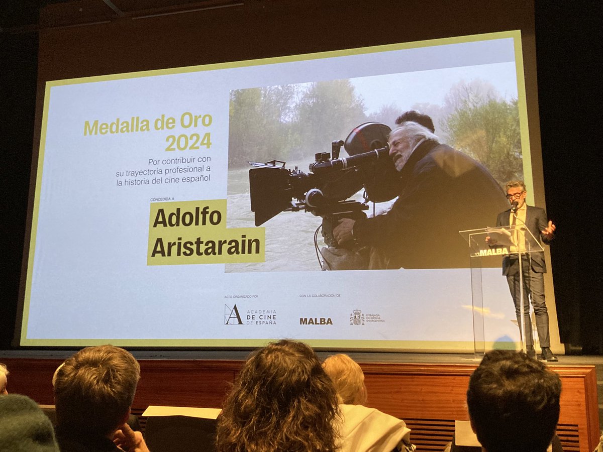 En la entrega de la medalla de oro de la <a href="/Academiadecine/">Academia de Cine</a> a Adolfo Aristarain, ahora mismo en el <a href="/museomalba/">MALBA</a>