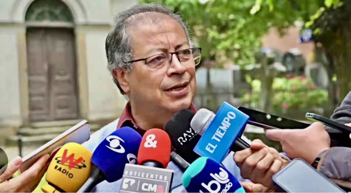 🇨🇴 Pregunta Con la mano en el corazón: Si en este momento tuvieras la oportunidad de cambiar al Guerrillero Petro por Álvaro Uribe Vélez ¿lo harías? 

SI🔄❤️.    NO💬🤔