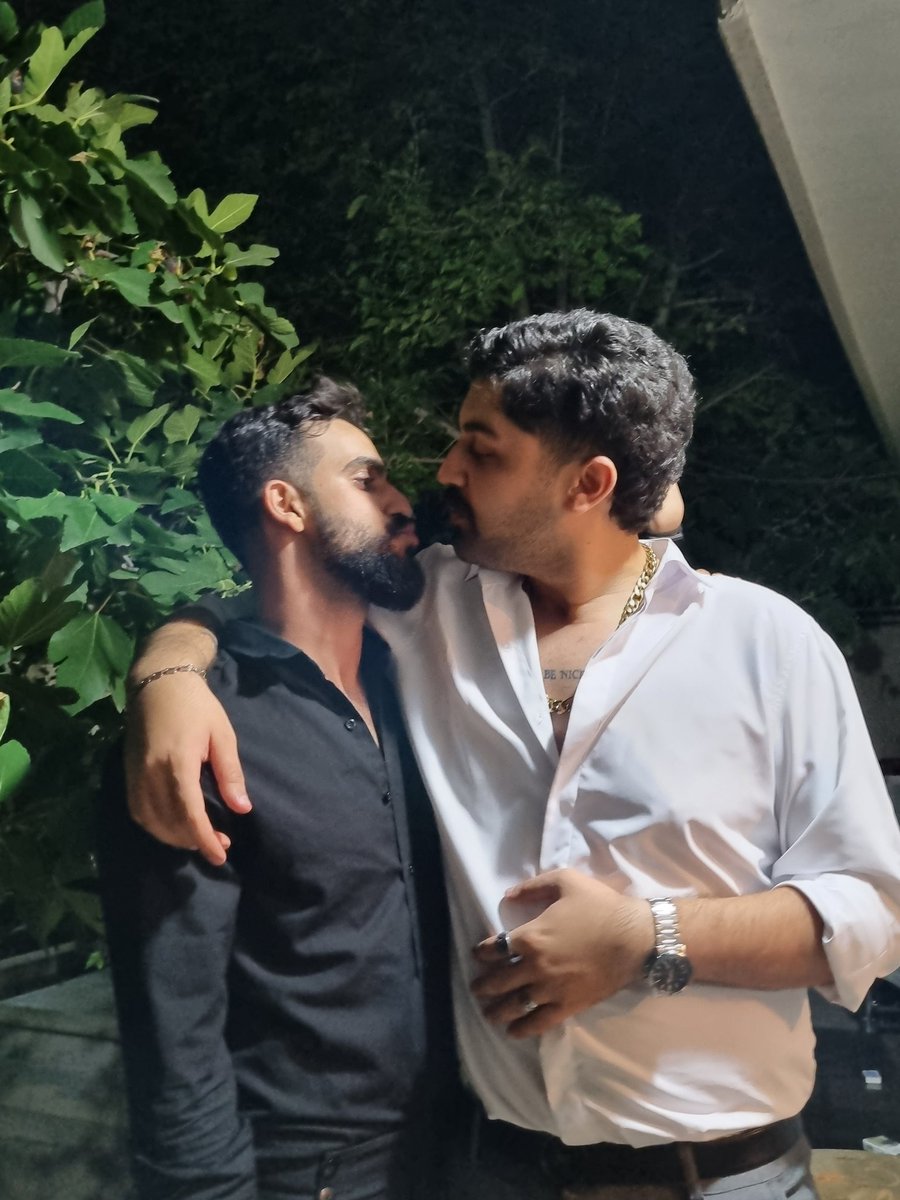 yoonesam_'s tweet photo. ۲ سال پیش اینجا توییت زدم کی میاد بریم‌عرق بخوریم دیشب عروسیمون بود🩶 https://t.co/RZHy7sJ3Gf