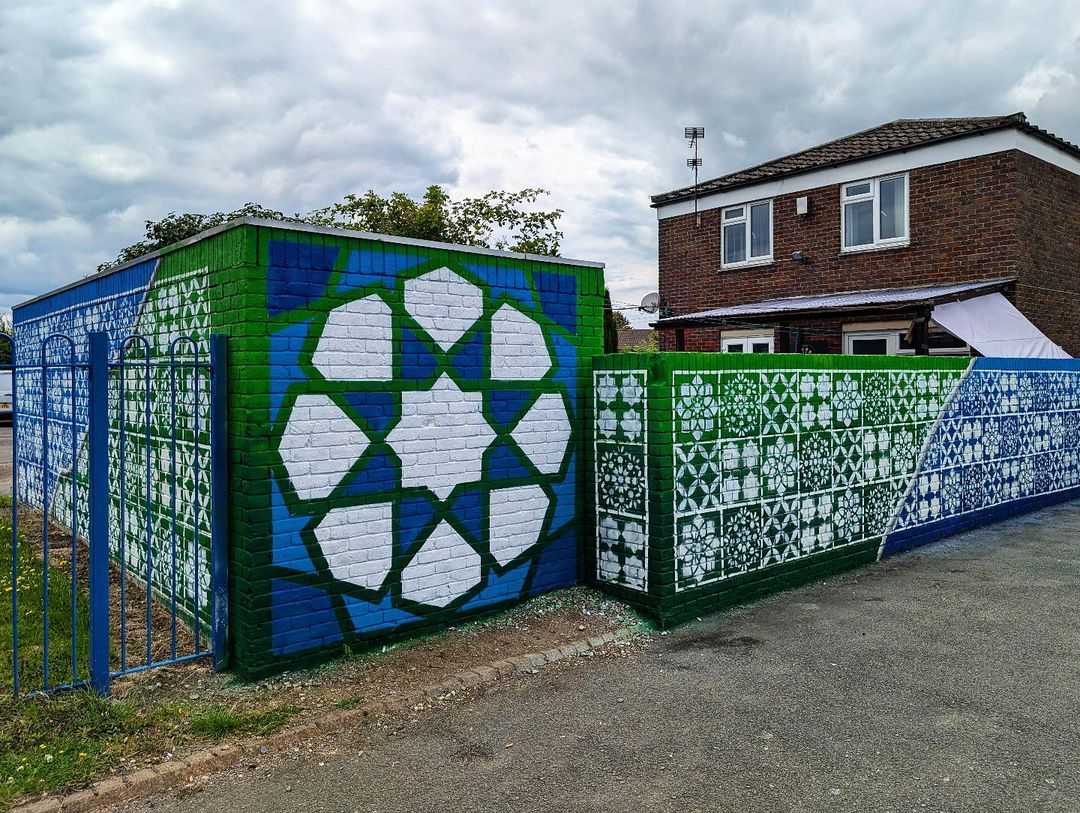 Teakster's tweet photo. Completed this mural with the pupils at @Elmhurst_School.
Art education is crucial in schools, fostering #creativity, critical thinking, and emotional #WellBeing. It motivates students, offers therapeutic benefits, and enhances communication and social skills. https://t.co/9nkkmVOaNL