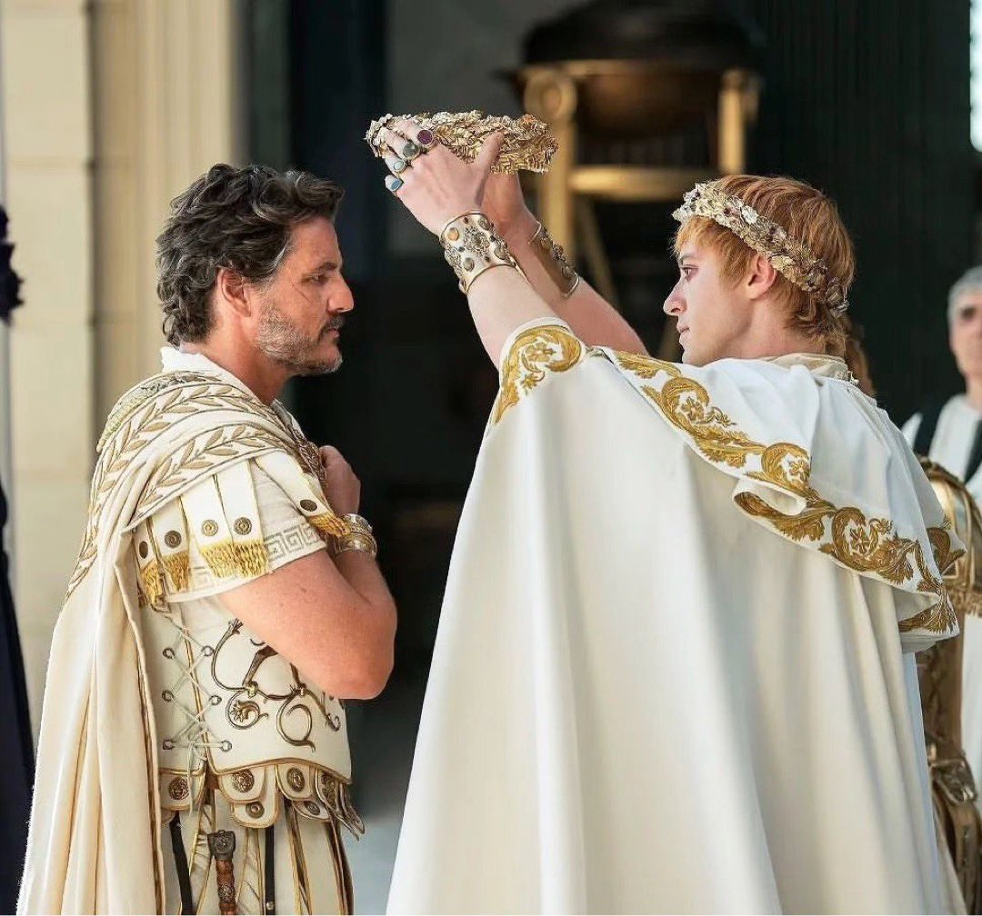 PedroPascalpage's tweet image. Nueva foto de Pedro  y Joseph Quinn para #Gladiator2 , luce hermoso 😍🙈 vía vía Filmstarts
#pedropascal #Fantastic4 #joelmiller #thelastofus