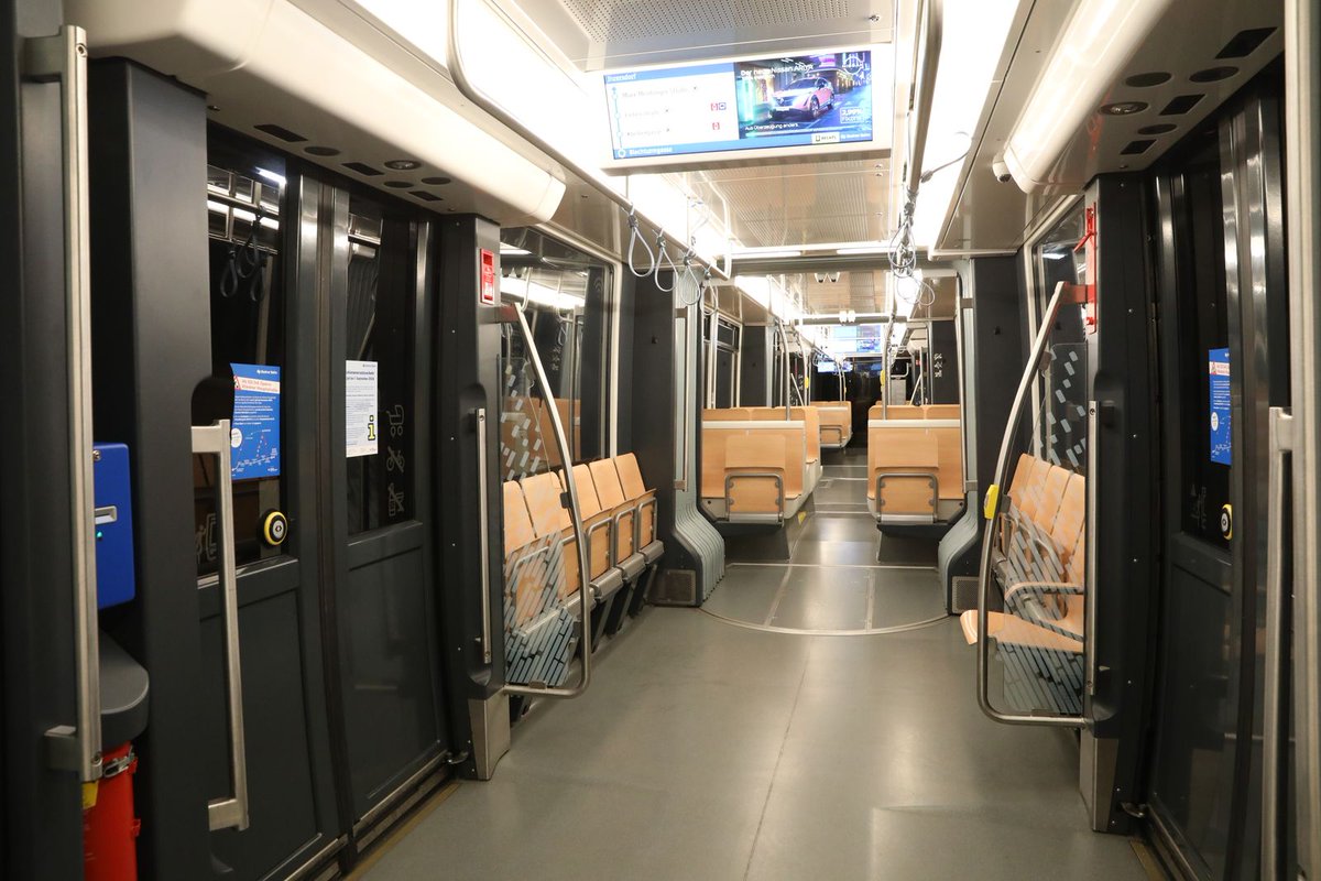 Arakawashakomae's tweet photo. バーデン線の新型LRV。ベルベデーレ宮殿そばまで乗り入れるシーンは11月まで。
#badnerbahn https://t.co/ciHYezE3gm