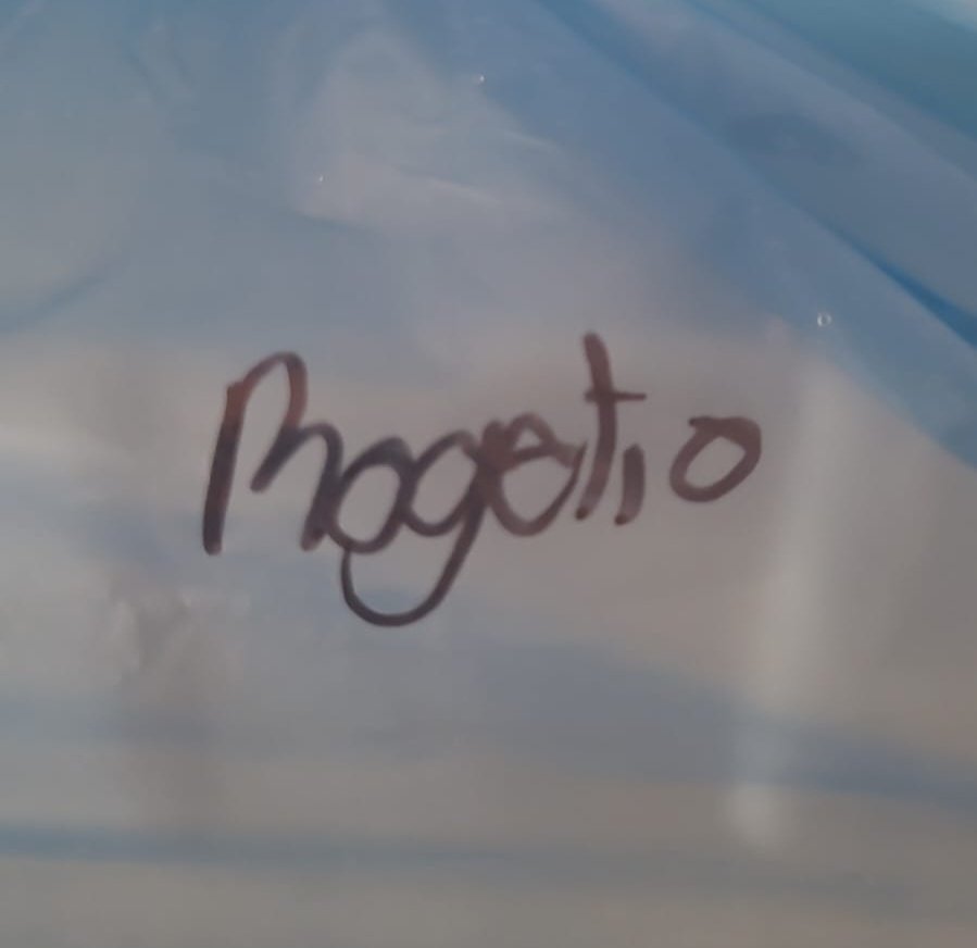 FgRogelio's tweet photo. El otro día me pedí unos chilaquiles y así escribieron mi nombre en la bolsa y el contenedor.

Rogetio (dudo que realmente sea una «t»)
Rojelio (con este sí se pasaron) https://t.co/6Wb3zwnRgC