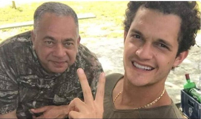 gusipati19's tweet photo. Lorena y Sofía Murga (estudiantes del CEU Madrid) son hijas del Cdte Gral del Ejércido de Venezuela, M/G Antonio Murga Batista, esbirro de represión y violación de DDHH en Venezuela.

Sofía Rivero vive en Barcelona, hija del General de División Sergio Rivero Marcano Director de Operaciones de la Guardia Nacional Bolivariana... uno de los que manda a agarrar a los que protestan por el robo descarado del CNE

"El DUQUE", (Jesús Amoroso) vive en Madrid y es hijo del presidente del Consejo Nacional Electoral Elvis Amoroso, delincuente que ROBÓ Y FALSEÓ el proceso electoral donde realmente fue electo Edmundo González Urrutia. @elonmusk @MariaCorinaYA