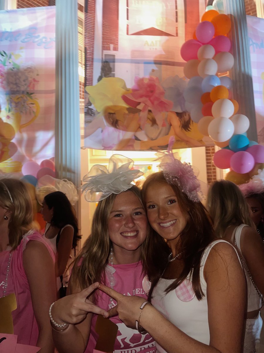 TereshaBossing2's tweet photo. Laurenโs had a very busy first few weeks of college. Weโve loved getting the updates and watching her make UK her home. ๐๐ค
#ukadpi https://t.co/8oK2JCSzZj