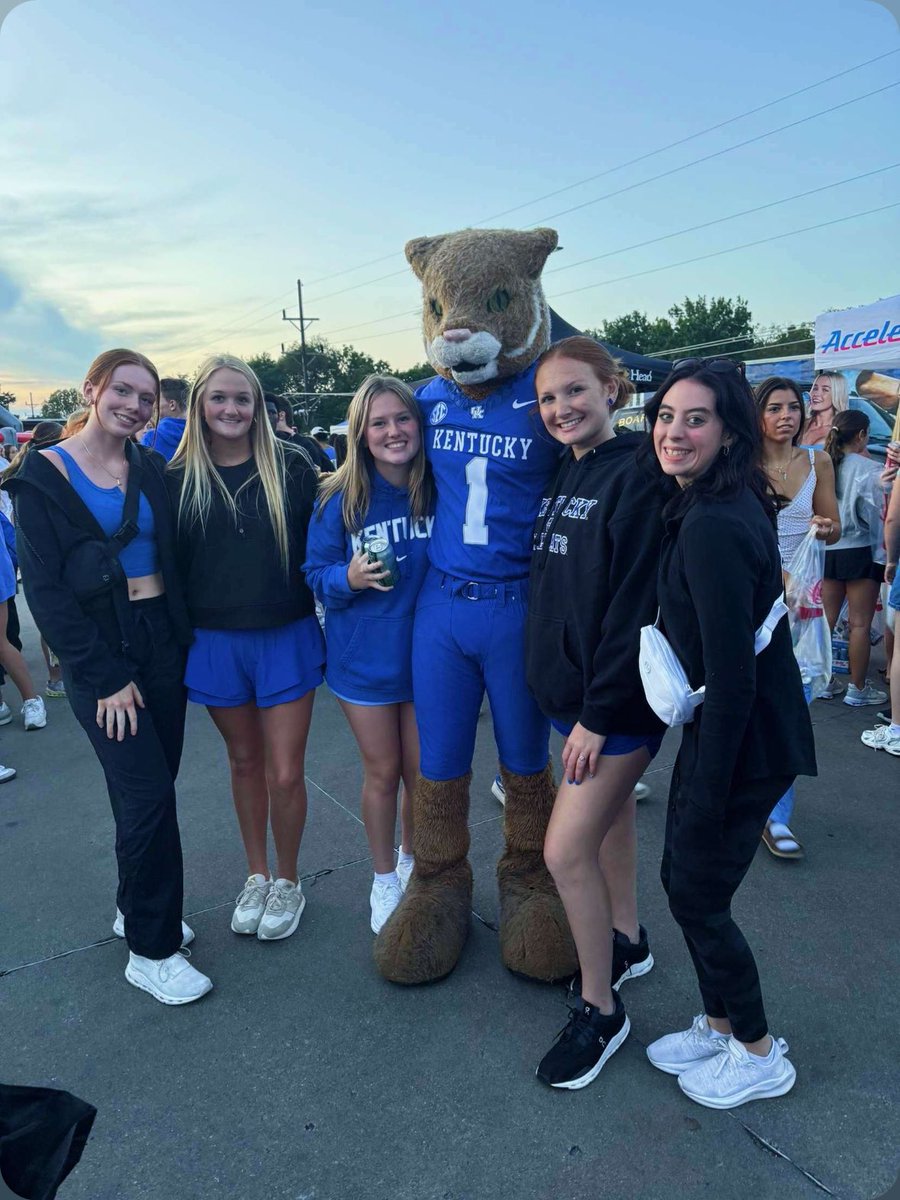 TereshaBossing2's tweet photo. Laurenโs had a very busy first few weeks of college. Weโve loved getting the updates and watching her make UK her home. ๐๐ค
#ukadpi https://t.co/8oK2JCSzZj
