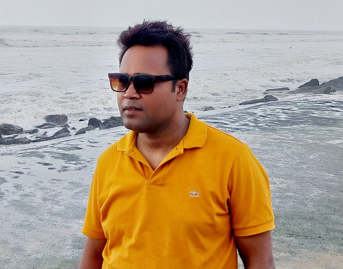 हस्ती मेरी मिटाने वाले ये सुन लो तुम,
एक बार ही सही आकर मुझसे बस मिल लो तुम,
भरम तुम्हारा ना टूट जाए तो हमसे कहना,
यूं ही नहीं हम लोगों के दिल में बसते हैं,
अरे हस्ती मेरी ना मिटा पाओगे तुम,
मेरे सामने खड़े होने का दम कहां से लाओगे तुम,
हर कोई यहां कामयाब नहीं होता,
भीड़ तो बहुत
