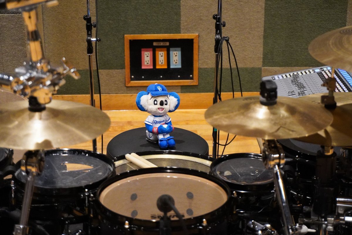 pearl_drum's tweet image. ✨ 本日公開✨  
 
あるアーティストの新しいドラムセットが本日公開予定！
どなたのセットかわかりますでしょうか？
 
#NewGear #NewDrumKit