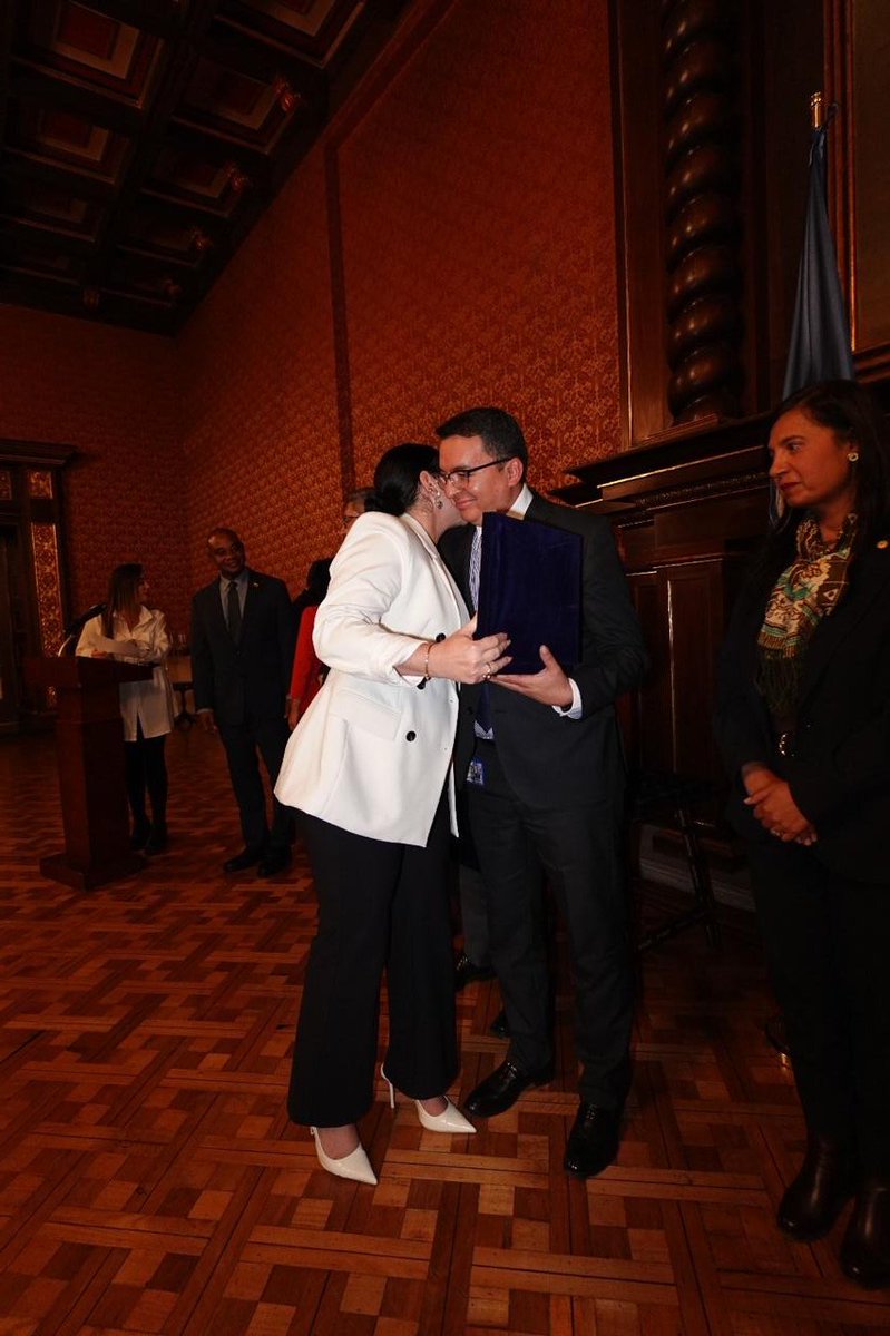 asodiplo's tweet photo. El evento exaltó a los diplomáticos de carrera que ascendieron en 2023, con la entrega de los distintivos correspondientes, establecidos en la resolución 1988 de 1992. #PrimeroElMérito #CarreraDiplomática #ASODIPLO #ActoDeReconocimiento https://t.co/8LrLsxR7Sb