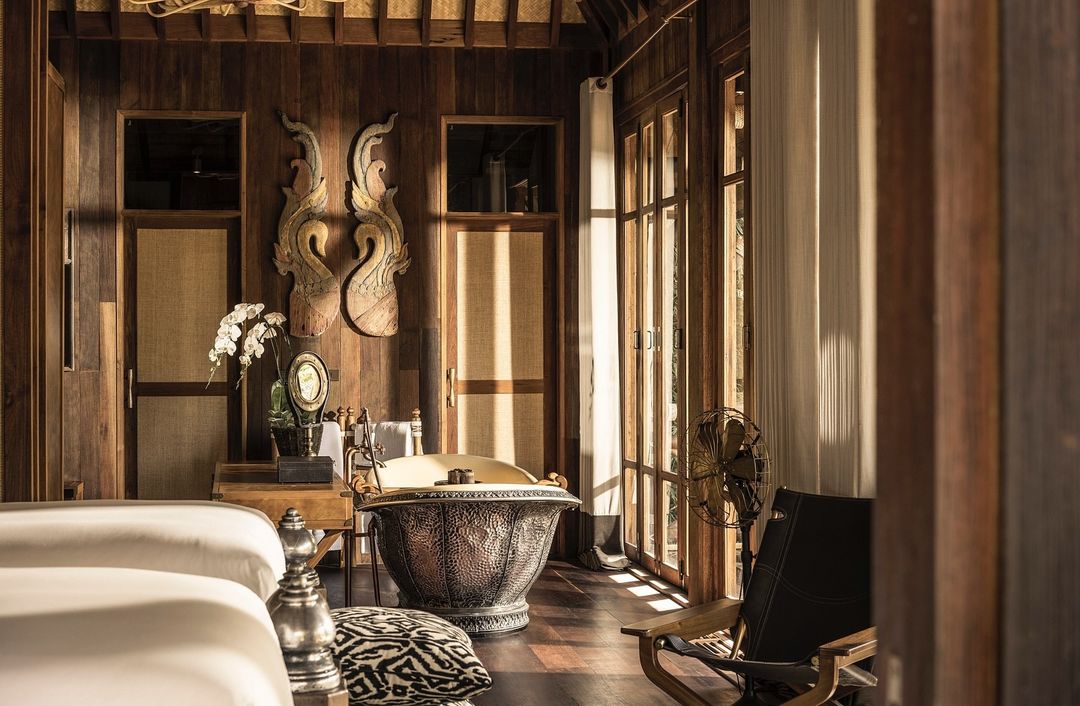 FSThailand's tweet image. Unwind in rustic charm and classic luxury at the Explorer's Lodge, a haven that defines indulgence and elegance. Experience #glamping true #fourseasons style through the link bit.ly/fschr_offers_. #fstentedcamp #wakeupwithfs