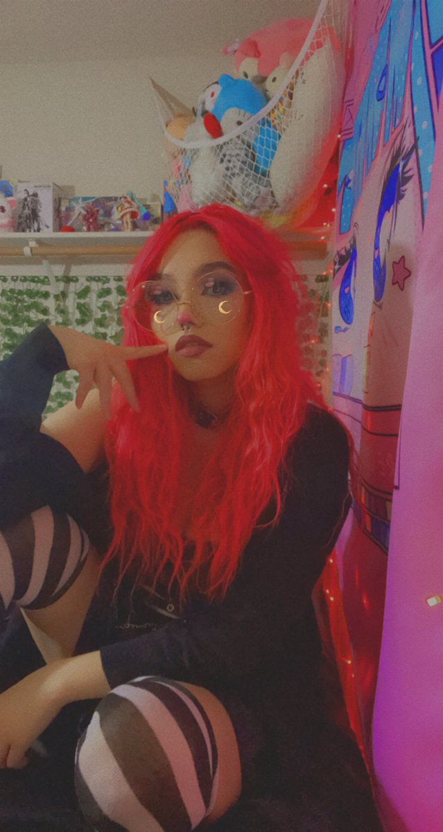 bvnnyfangs's tweet image. 🪦🖤Looking for horror twt and book twt moots!🖤🪦

-horror in general
-slasher
-paranormal
-dbd
-oddities
-saw franchise
-campy
-vampire
-scream franchise
-found footage 
-vampires
-evil dead
-terrifier 

♡︎/⟳ if u wanna be moots ⛓️