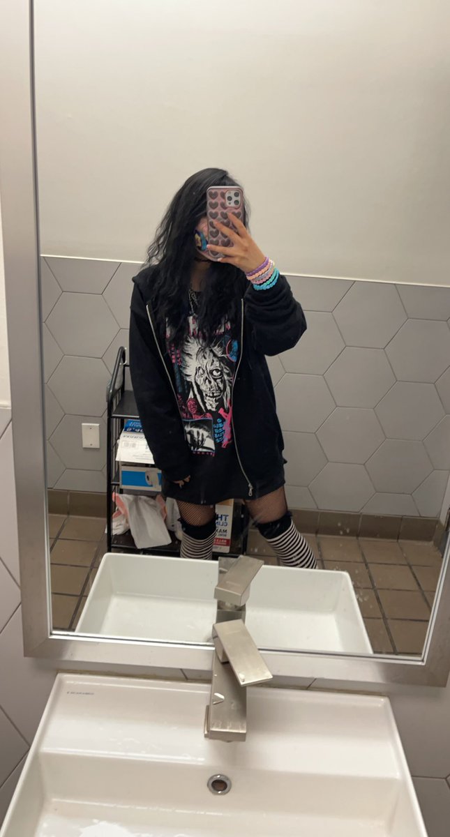 bvnnyfangs's tweet image. 🪦🖤Looking for horror twt and book twt moots!🖤🪦

-horror in general
-slasher
-paranormal
-dbd
-oddities
-saw franchise
-campy
-vampire
-scream franchise
-found footage 
-vampires
-evil dead
-terrifier 

♡︎/⟳ if u wanna be moots ⛓️